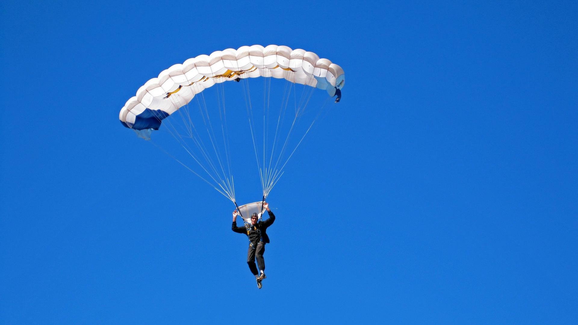 《赛场外的故事：幕后工作人员的平凡与执着》，赛场内外的英文