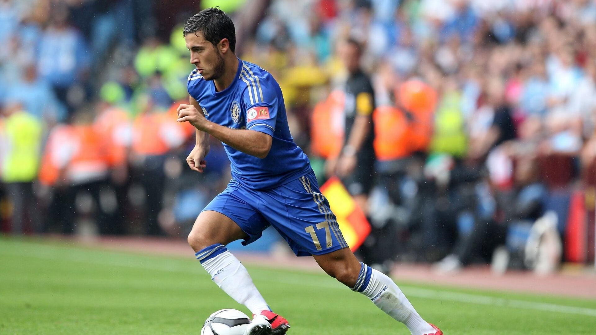 ky体育-拜仁中锋新星炙手可热，未来潜力无限，拜仁中前场